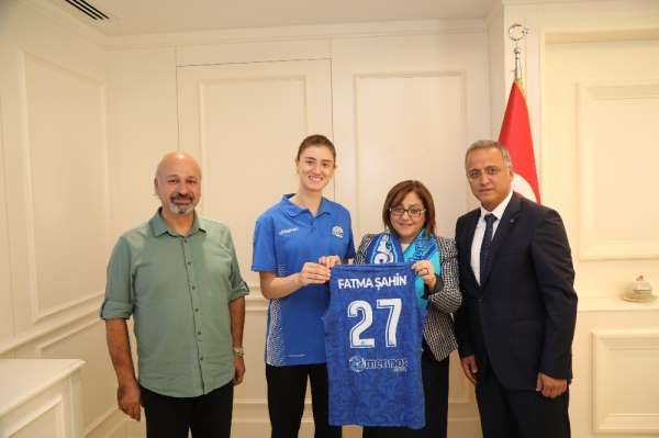 Büyükşehir Belediye Başkanı Fatma Şahin'den Merinosspor'a destek 