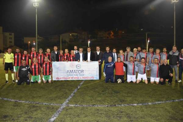 Eski amatör futbolcular yeşil sahalarda kıyasıya mücadele etti 