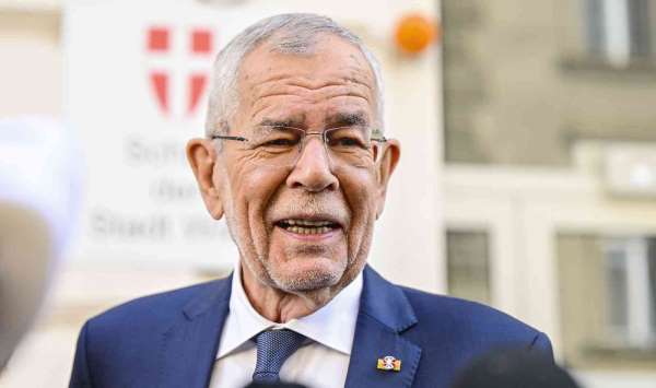 Avusturya'da cumhurbaşkanlığı seçimini Van der Bellen kazandı