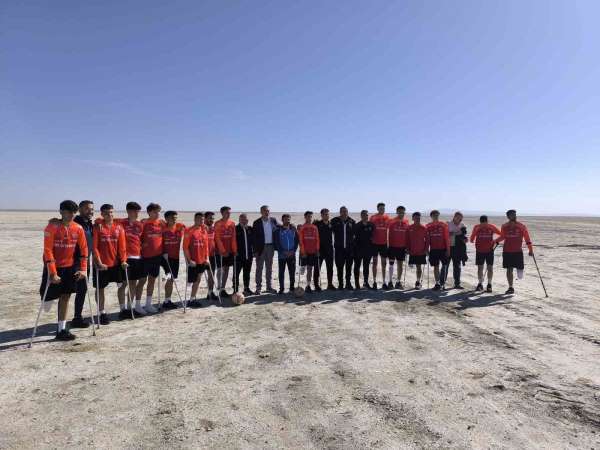 Ampute Milli Futbol Takımı kuraklığa dikkat çekmek için Seyfe Gölü'nde antrenman yaptı