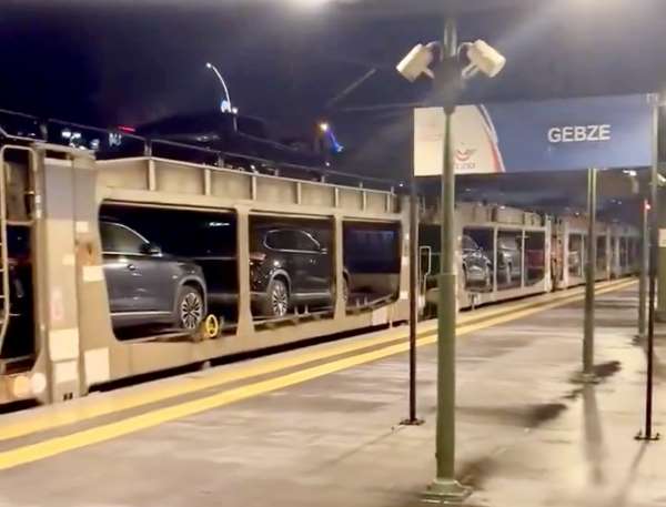 Almanya'dan sipariş edilen Togg otomobilleri trenle Avrupa'ya gidiyor