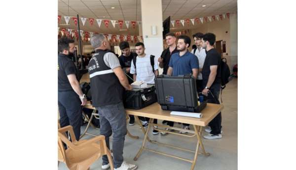 Üniversite öğrencilerine polisten bilgilendirme