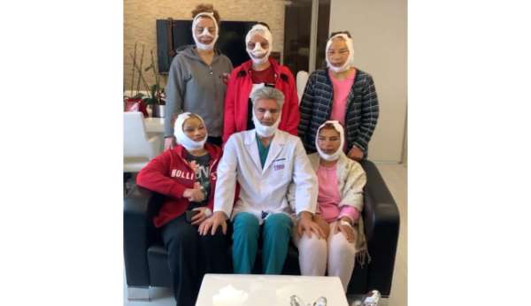 Ünlü estetikçinin yüz germe yaptığı hastalarla çektiği video sosyal medyada ilgi odağı oldu