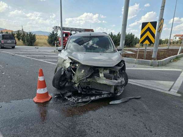 Afyonkarahisar'da trafik kazası:1 ölü 2 yaralı