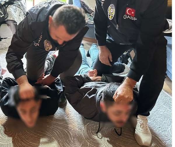 Bayrampaşa'da otomobilin önünü kesip araçtaki 7 kilogram altın ve yüklü miktardaki parayı çaldılar