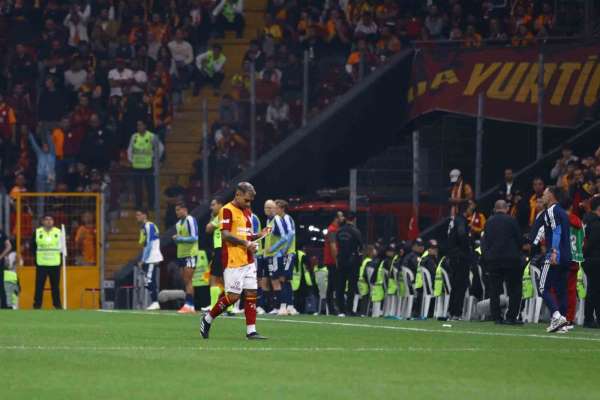 Galatasaray'da Lucas Torreira kırmızı kart gördü