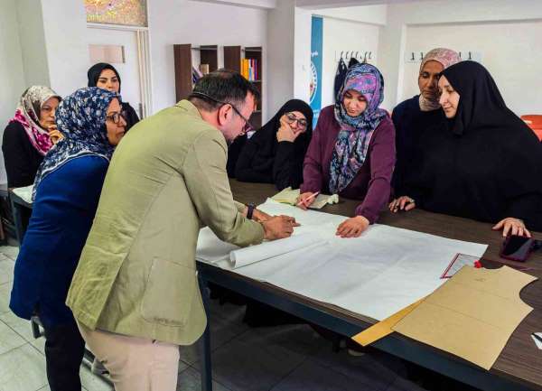 Kadınlar moda tasarımı kursuyla meslek öğreniyor