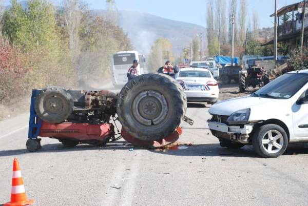 Tokat'ta otomobilin çarptığı traktör devrildi: 2 yaralı 