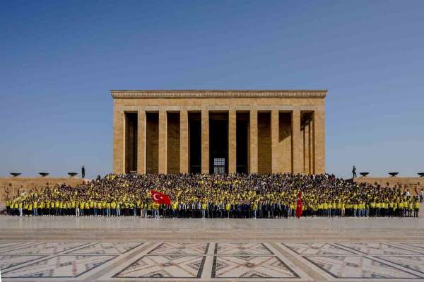 Fenerbahçeli taraftarlar Anıtkabir'i ziyaret etti
