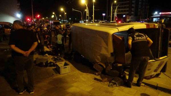 Malatya'da 1 kişinin öldüğü, 13 kişinin yaralandığı kaza kameraya yansıdı