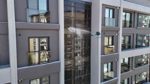Adana'da cam temizliğine yeni soluk: Dronlar camcı oldu