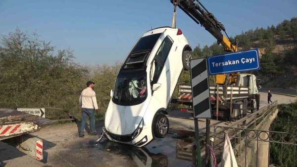 Amasya'da otomobil köprüden Tersakan çayına uçtu: 2 kız çocuğunu vatandaşlar kurtardı