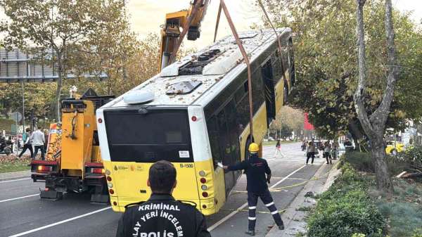 Beşiktaş'ta İETT şoförünün hayatını kaybettiği kazada otobüs olay yerinden kaldırıldı