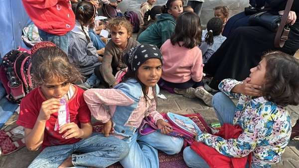 Gazze'de çocuklar enkaza dönen okullarda ders başı yaptı
