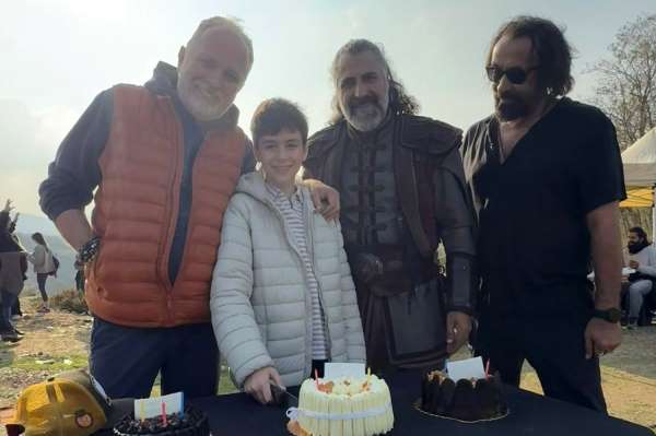 'Şehzade Mustafa'ya sette doğum günü sürprizi