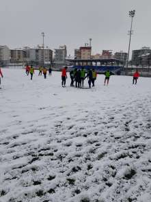 Yeşilyurt Belediyespor karla kaplı zeminde çalıştı