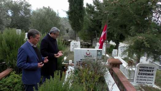 Başkan Alıcık, şehit Mehmet Çetin'in kabrini ziyaret etti