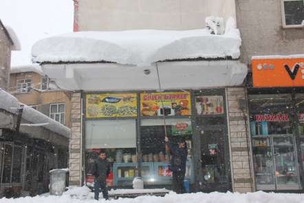 Bingöl'de kar 1 metreyi aştı, 281 köy yolu ulaşıma kapandı 