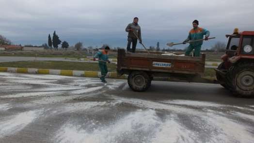 Burhaniye'de buzlanan yollarda tuzlama çalışması yapıldı