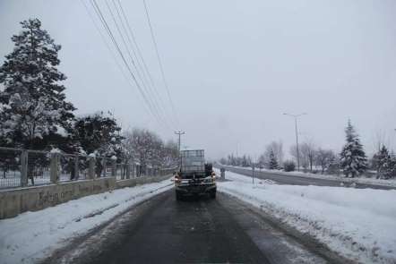 Sungurlu'da yollara buzlanmaya karşı solüsyon 