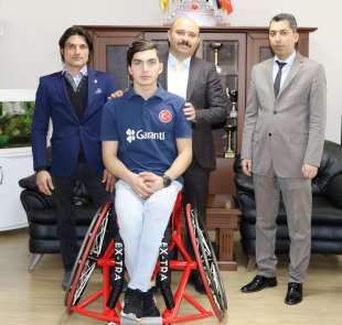 Gençlik ve Spor İl Müdürü Demir'den anlamlı hediye