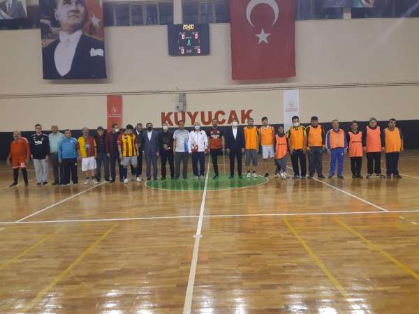 Kuyucak'ta futsal maçında dostluk kazandı