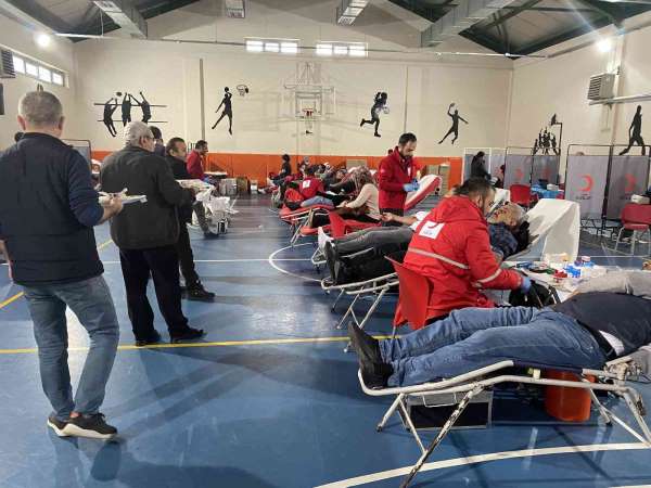 Kartal Şehit Şükrü Bayrakçı İlkokulu'nda kan bağışı kampanyasına yoğun ilgi