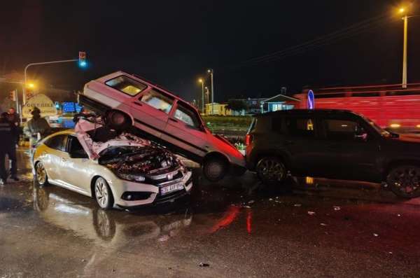 İzmir'deki trafik kazasında araçlar üst üste çıktı