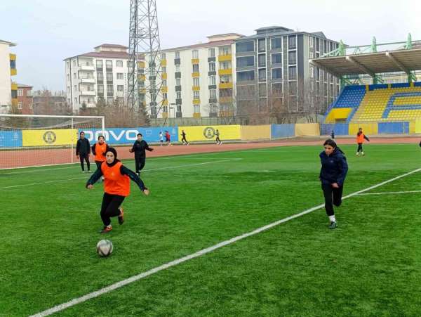 Ağrı'nın kadın futbolcuları dondurucu soğuklara meydan okuyor