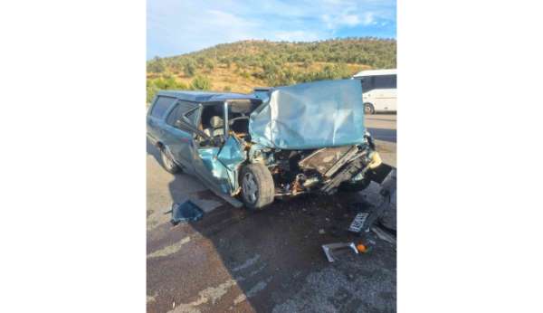 Kazada otomobil hurdaya döndü, çarptığı kamyonetin sadece tamponu yamuldu