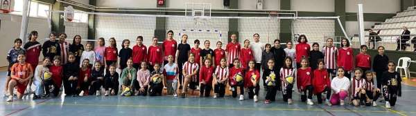 Körfez'de voleybol ve basketbol okullarına ilgi büyük