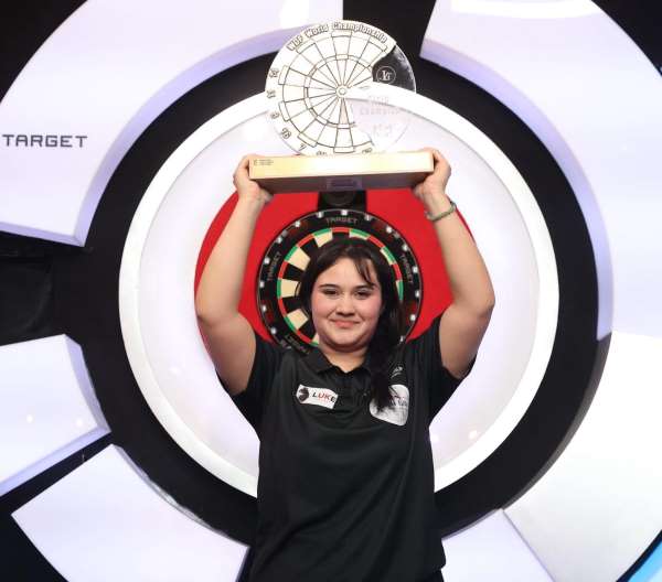 İngiltere'de fırtına gibi esen Denizlili Zehra dünya şampiyonu oldu