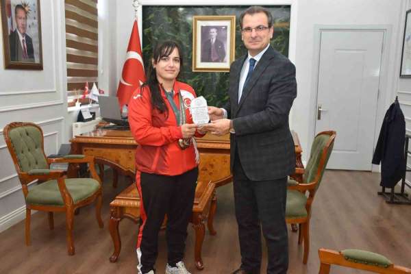 Olimpiyat madalyalı judocuya Kaymakam Güldoğan'dan plaket