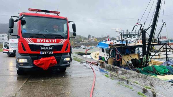 Ordu'da su alarak batma tehlikesi olan tekneye ekipler müdahale etti
