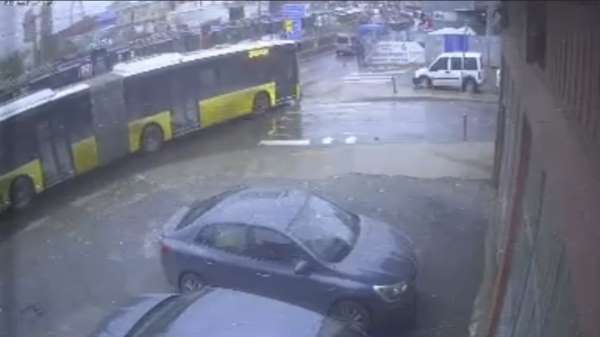 Sultangazi'de yola dökülen akaryakıt kazalara neden oldu: İETT otobüsü direğe çarptı