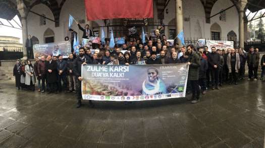 Sabah namazı sonrası eller Doğu Türkistan için semaya kalktı