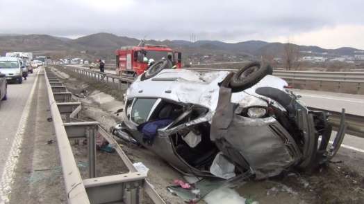 Su kanalına uçan otomobildeki 4 kişi ölümden döndü