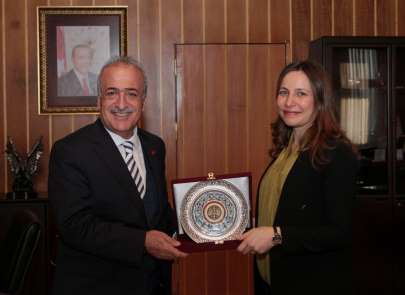 Rektör Çomaklı, Araştırma Teşvik Ödülünü kazanan Doç. Dr. Yurtcan'ı tebrik etti
