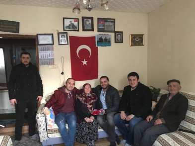 Ülkü Ocakları, şehit annelerine karanfil dağıttı