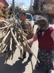 Jandarma ekiplerinin yaşlı kadına yardım etmesi takdir topladı