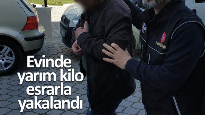 Evinde yarım kilo esrarla yakalandı