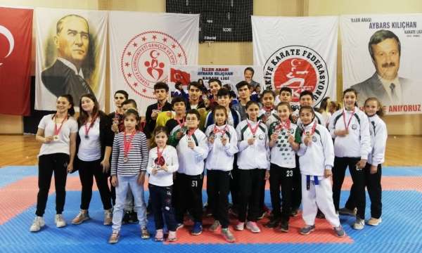 Salihlili karateciler Denizli'de fırtına gibi esti