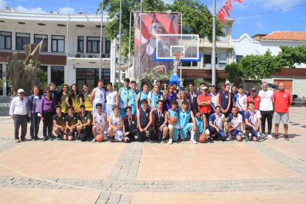 Çeşme'de sokak basketbolu etkinliği