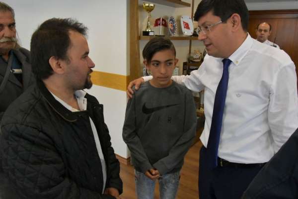 Başkan Özcan'dan 13 yaşındaki Berkay'a anlamlı hediye