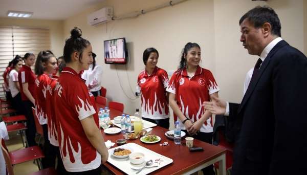 Rektör Ayrancı iftarda milli sporcularla bir araya geldi