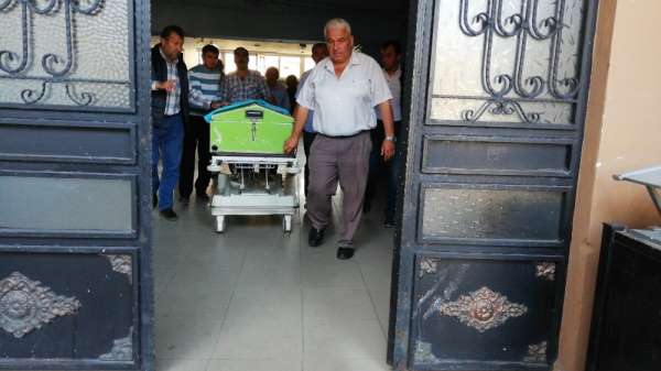 Bıçaklı saldırıda ölen gencin cenazesi ailesine teslim edildi 