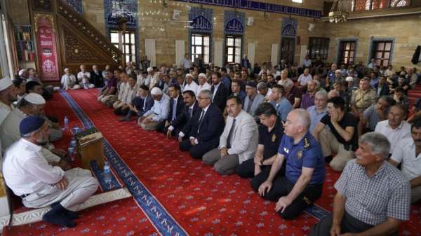 Vali Doç. Dr. Gündüzöz, trafik kazasında vefat eden polis memurları Tatlısu ve A