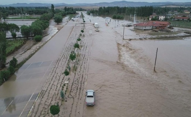 Afyonkarahisar’da sel felaketi hayatı felç etti
