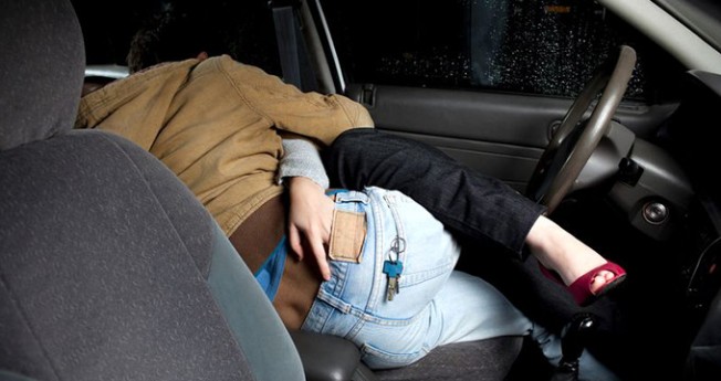 Arabada ilişkiye giren çift egzoz gazından zehirlenip hayatını kaybetti