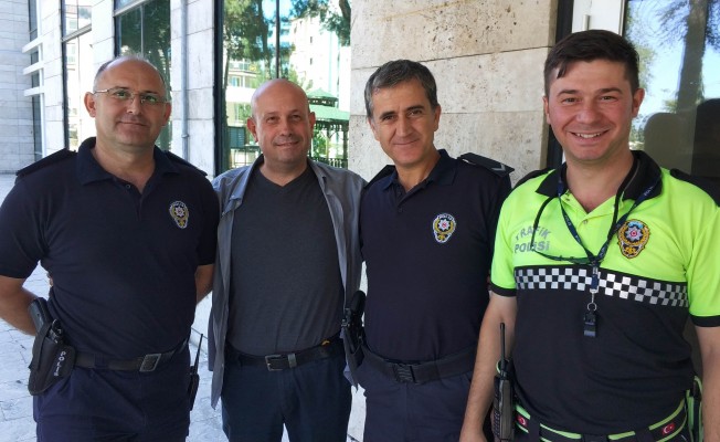 Samsun`da Bruce Willis`e Benzeyen Polis İlgi Çekiyor